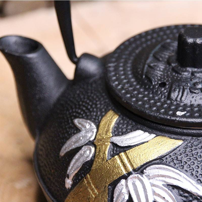 Black cast iron teapot decorated 600 ml